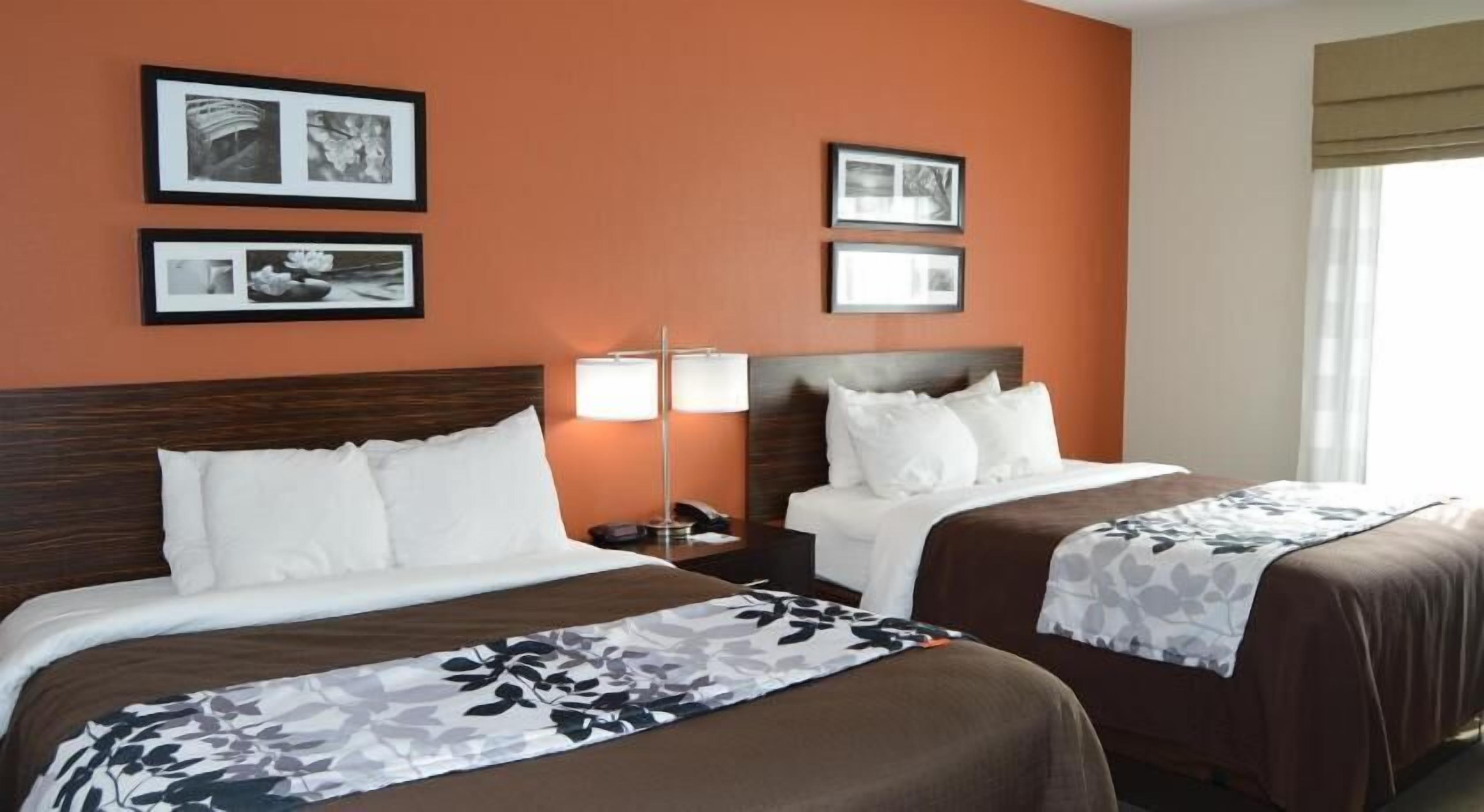 Luxe beddengoed, een bureau, geluiddichte muren