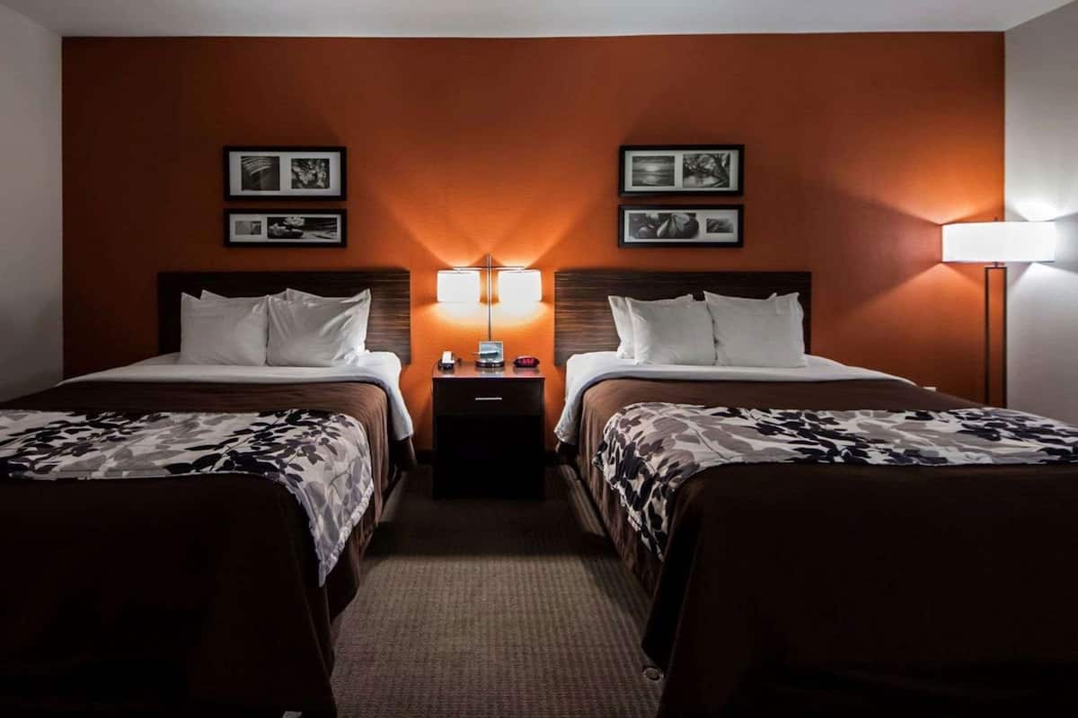 Hochwertige Bettwaren, Schreibtisch, schallisolierte Zimmer