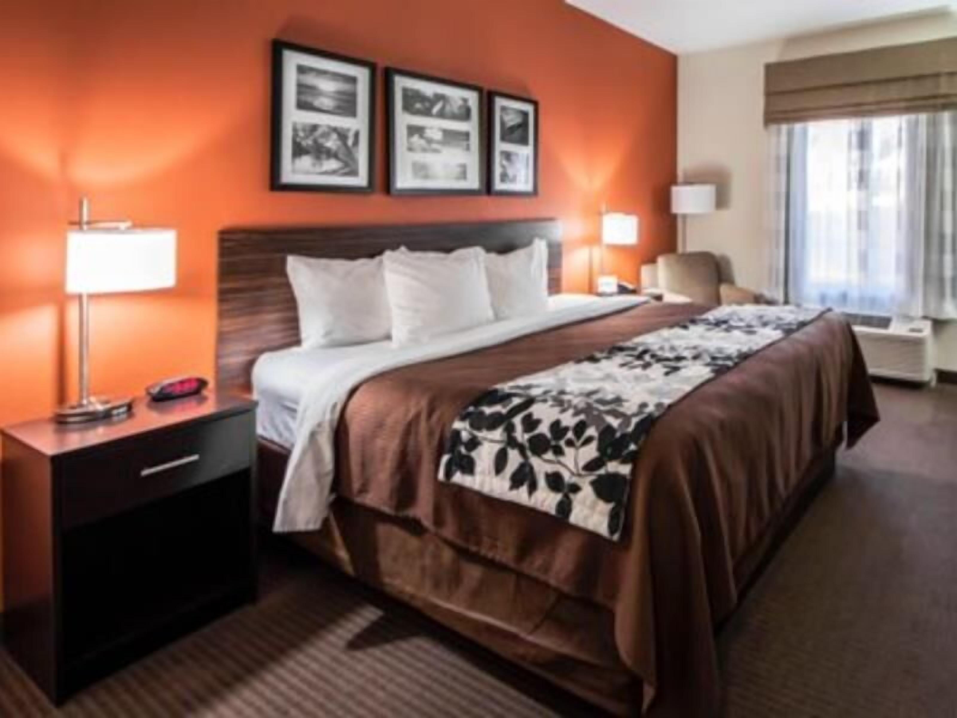 Luxe beddengoed, een bureau, geluiddichte muren