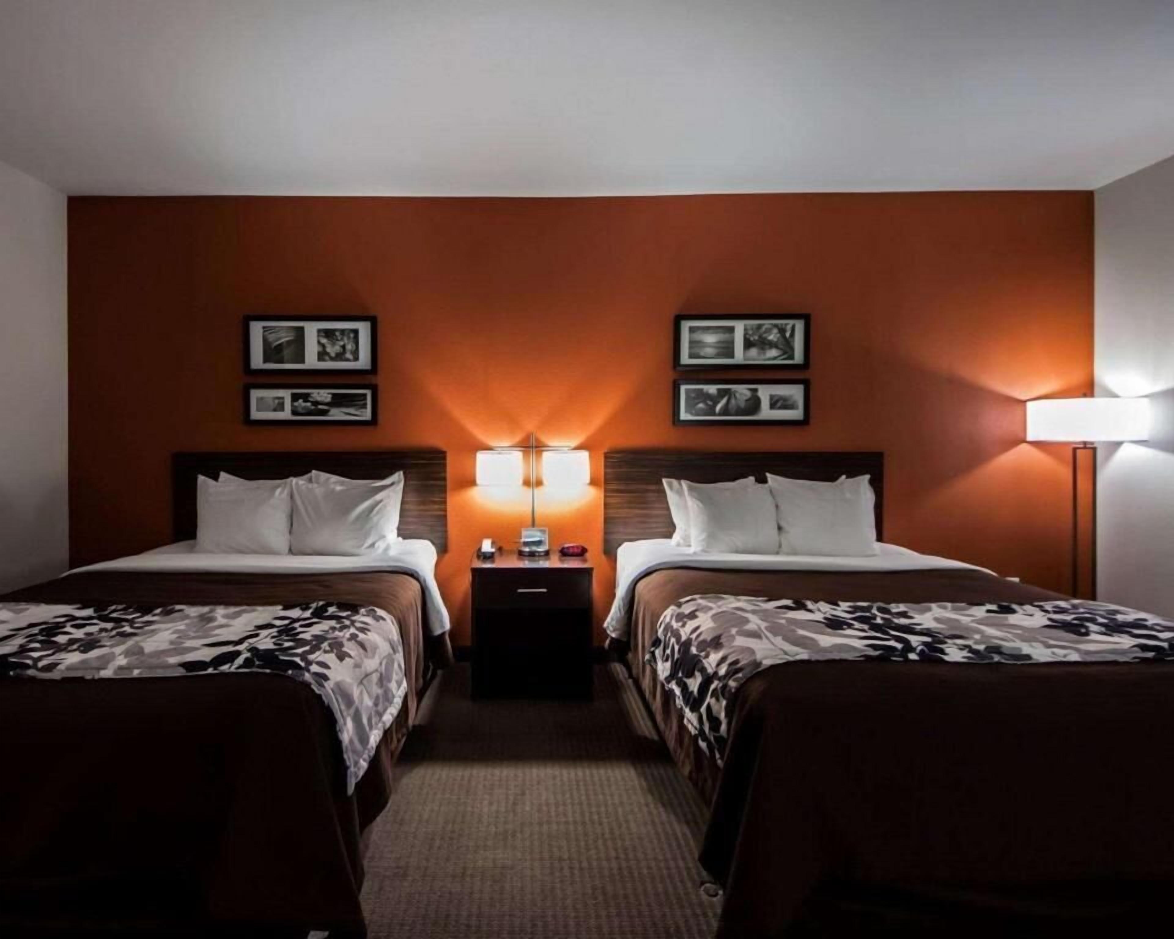 Luxe beddengoed, een bureau, geluiddichte muren