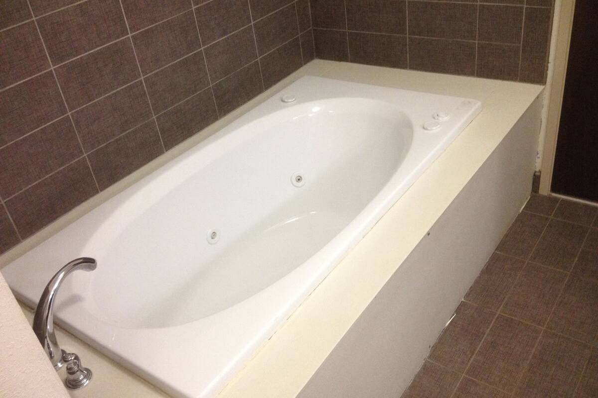 standard room, 1 king bed, non smoking | bathroom | free toiletries, hair dryer, towels