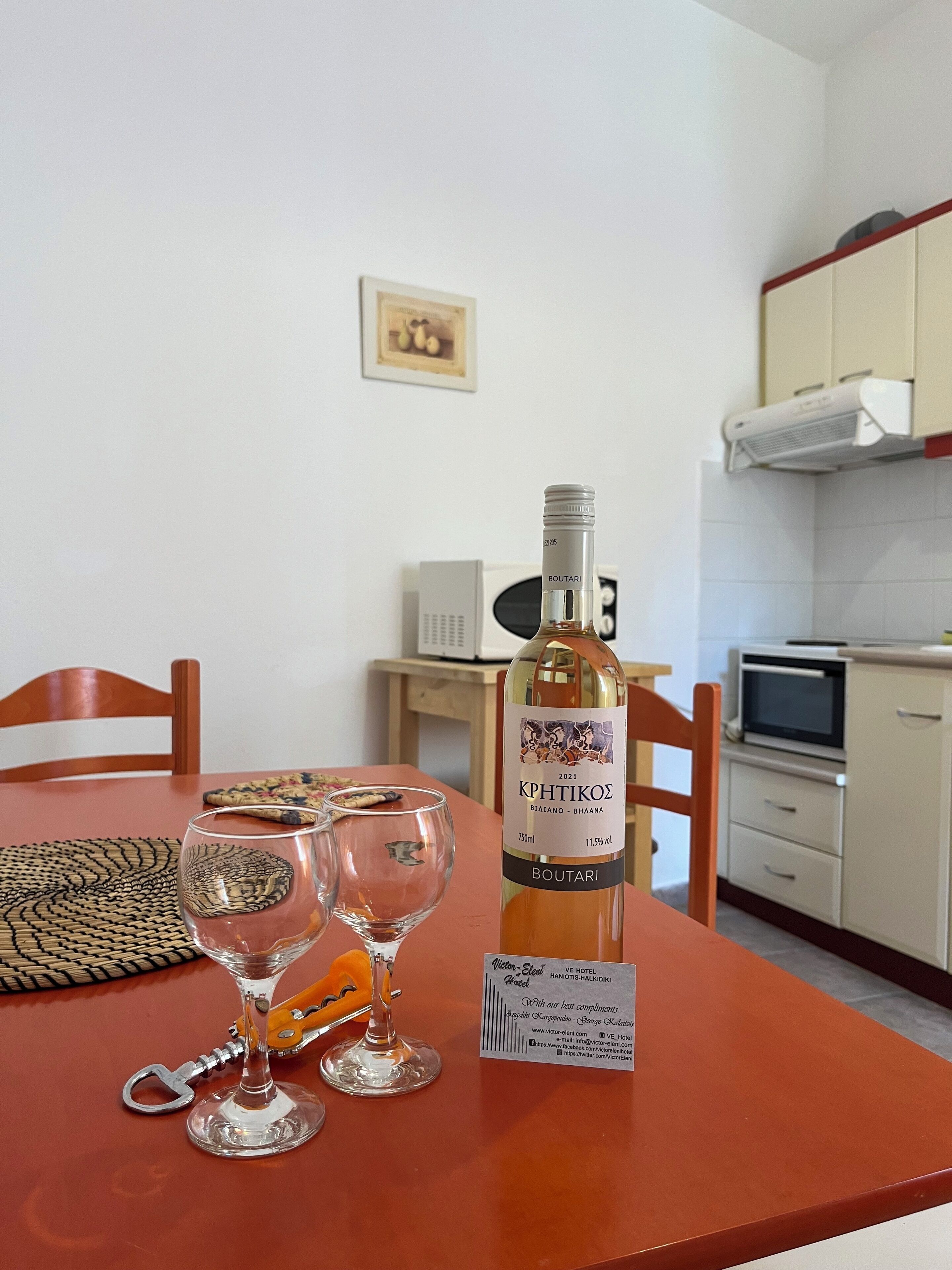 Family Studio | Private kitchen | Mini-fridge, microwave, stovetop, coffee/tea maker