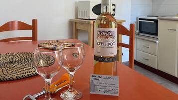 Family Studio | Private kitchen | Mini-fridge, microwave, stovetop, coffee/tea maker