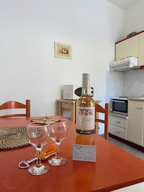 Estúdio família | Cozinha privada | Frigobar, micro-ondas (mediante solicitação), cooktop