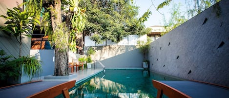 Piscine extérieure, parasols de plage, chaises longues