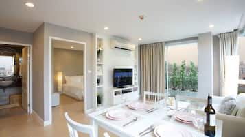 Executive Suite (50 sqm) | In-room safe, free WiFi, bed sheets
