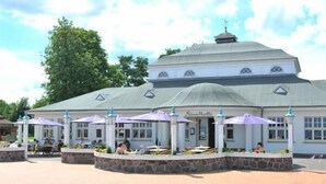 Un restaurant doté d’une terrasse et d’un patio couvert.