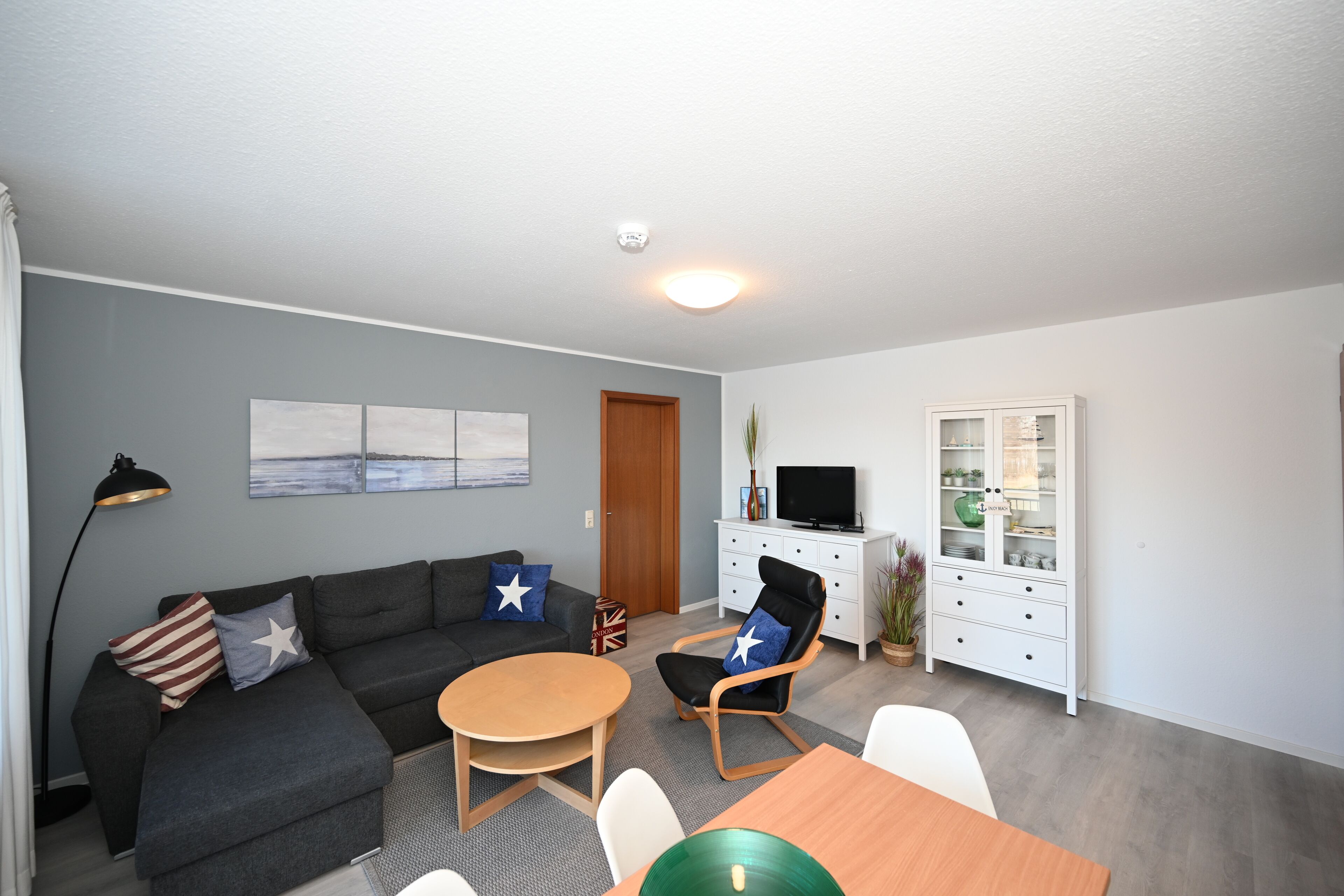 Standard-Apartment, 2 Schlafzimmer | Wohnbereich | Fernseher