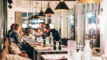 Serviço de café da manhã e jantar, restaurante ao ar livre