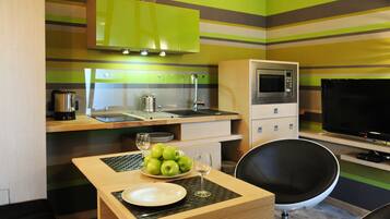 Apartment, 2 Bedrooms, Balcony | In-room dining