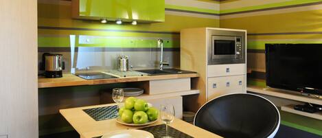 Apartment, 2 Bedrooms, Balcony | In-room dining