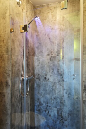 Apartment, 2 Schlafzimmer, Balkon | Dusche im Bad