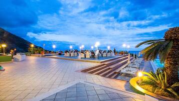 Serveert ontbijt, lunch, Italiaanse gerechten, uitzicht op de tuin