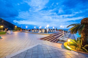 Petit déjeuner, déjeuner et dîner servis sur place, vue sur le jardin