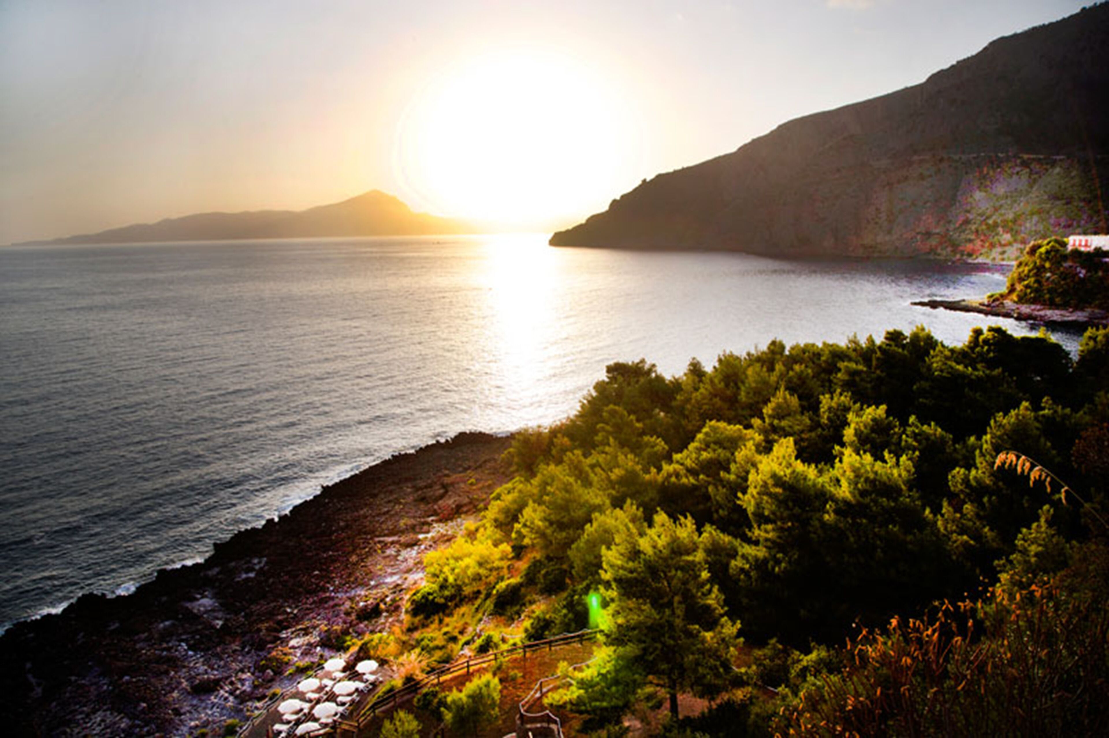 Un paisaje costero con una vista despejada del mar y un litoral rocoso.
