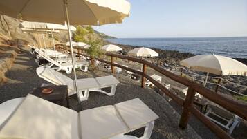 Privéstrand vlakbij, vervoer van/naar het strand, ligstoelen, parasols