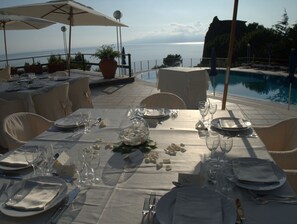Se sirven desayunos, comidas y cocina italiana con vista al jardín
