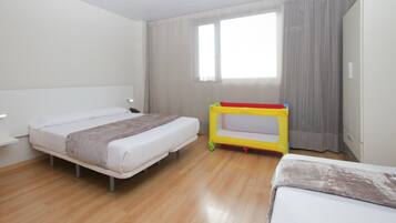 Habitación familiar, cocina (2 adults + 2 children) | Caja fuerte, wifi gratis, ropa de cama