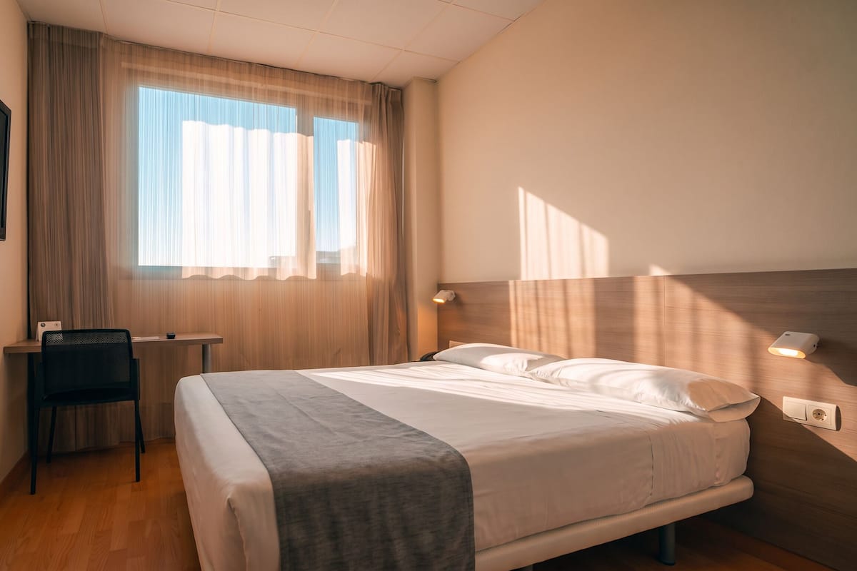 Standard Room, Kitchen | In-room safe, free WiFi, bed sheets