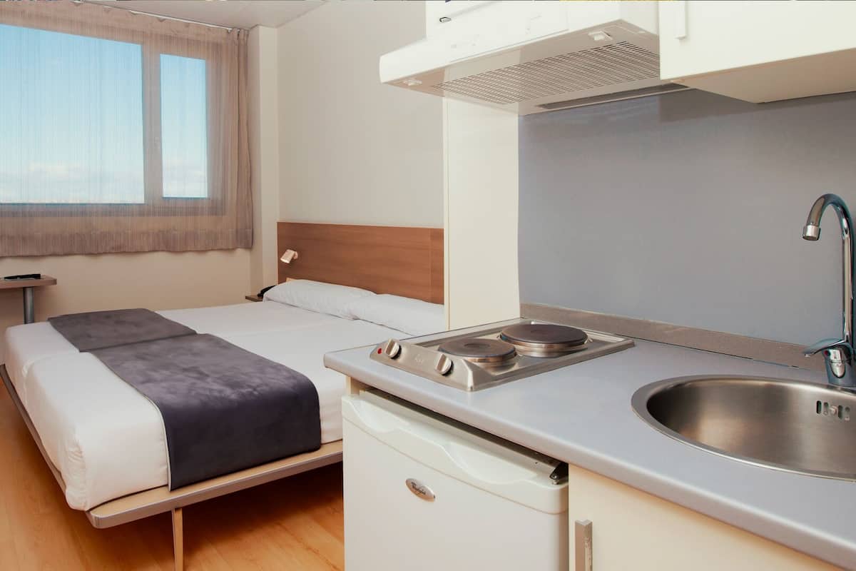 Standard Room, Kitchen | In-room safe, free WiFi, bed sheets