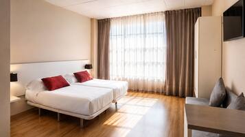 Family Room, Kitchen | In-room safe, WiFi (free), bed sheets
