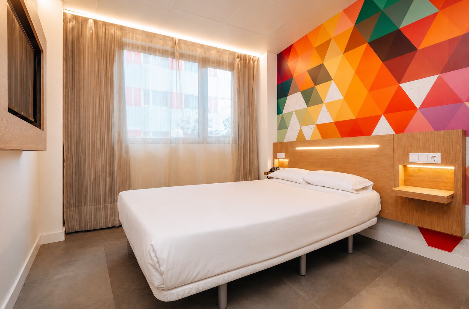 In-room safe, WiFi (free), bed sheets