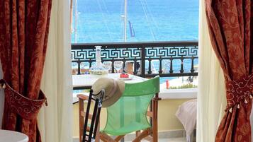 Ropa de cama hipoalergénica y caja de seguridad en la habitación