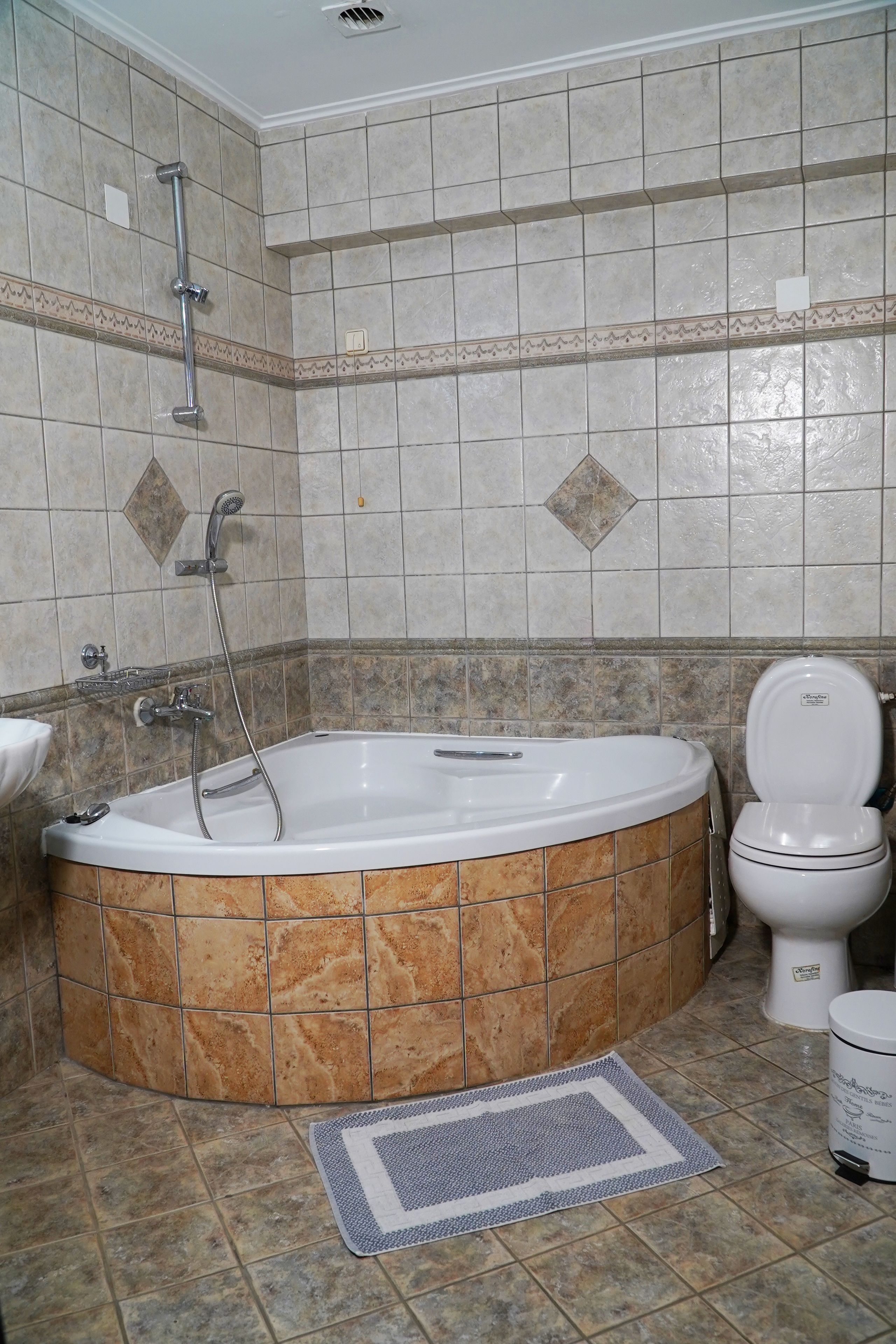 superior room, jetted tub | bathroom | shower, free toiletries, hair dryer, towels