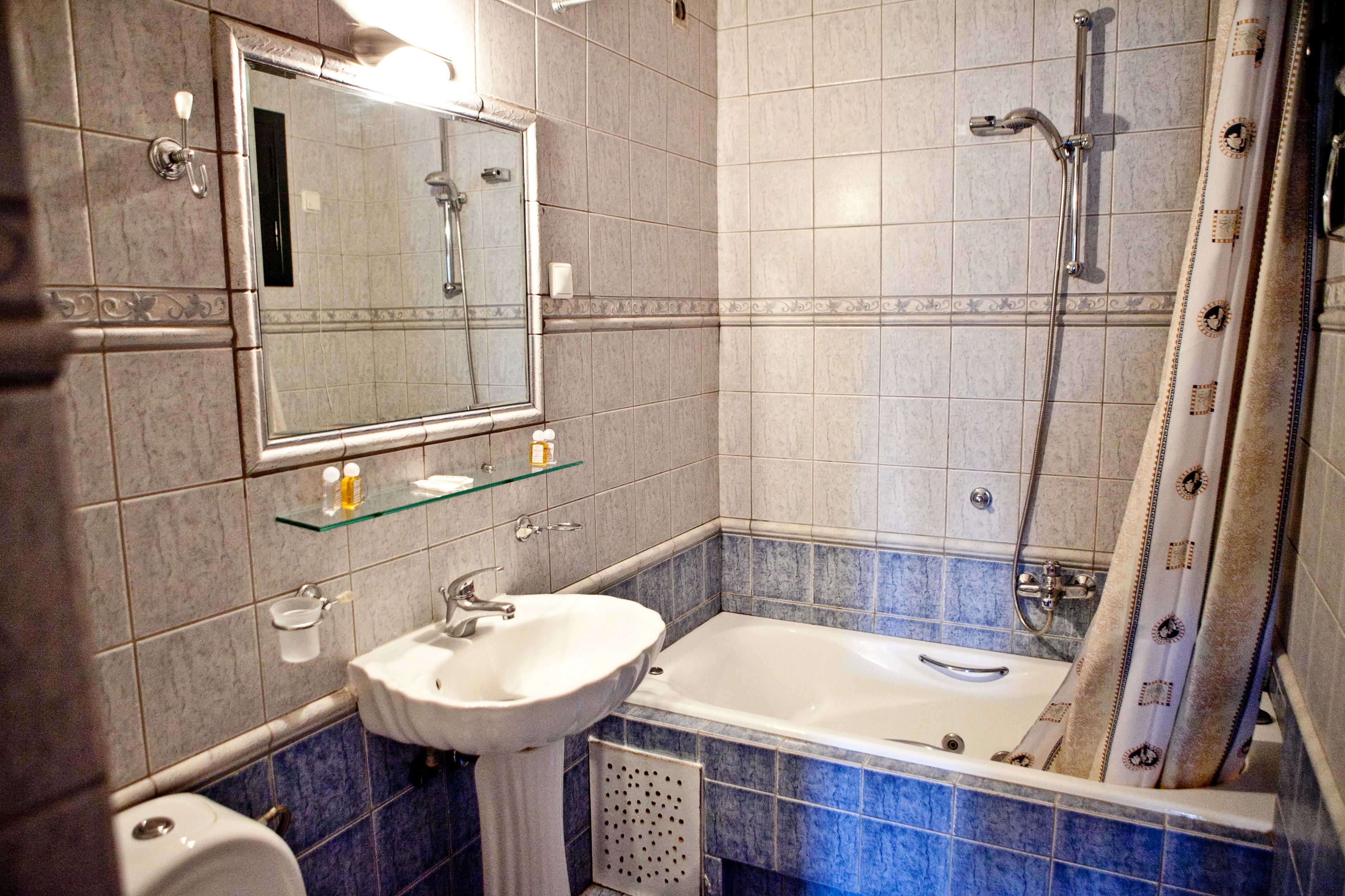 junior room | bathroom | shower, free toiletries, hair dryer, towels
