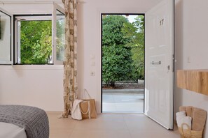 Ropa de cama hipoalergénica y caja de seguridad en la habitación 