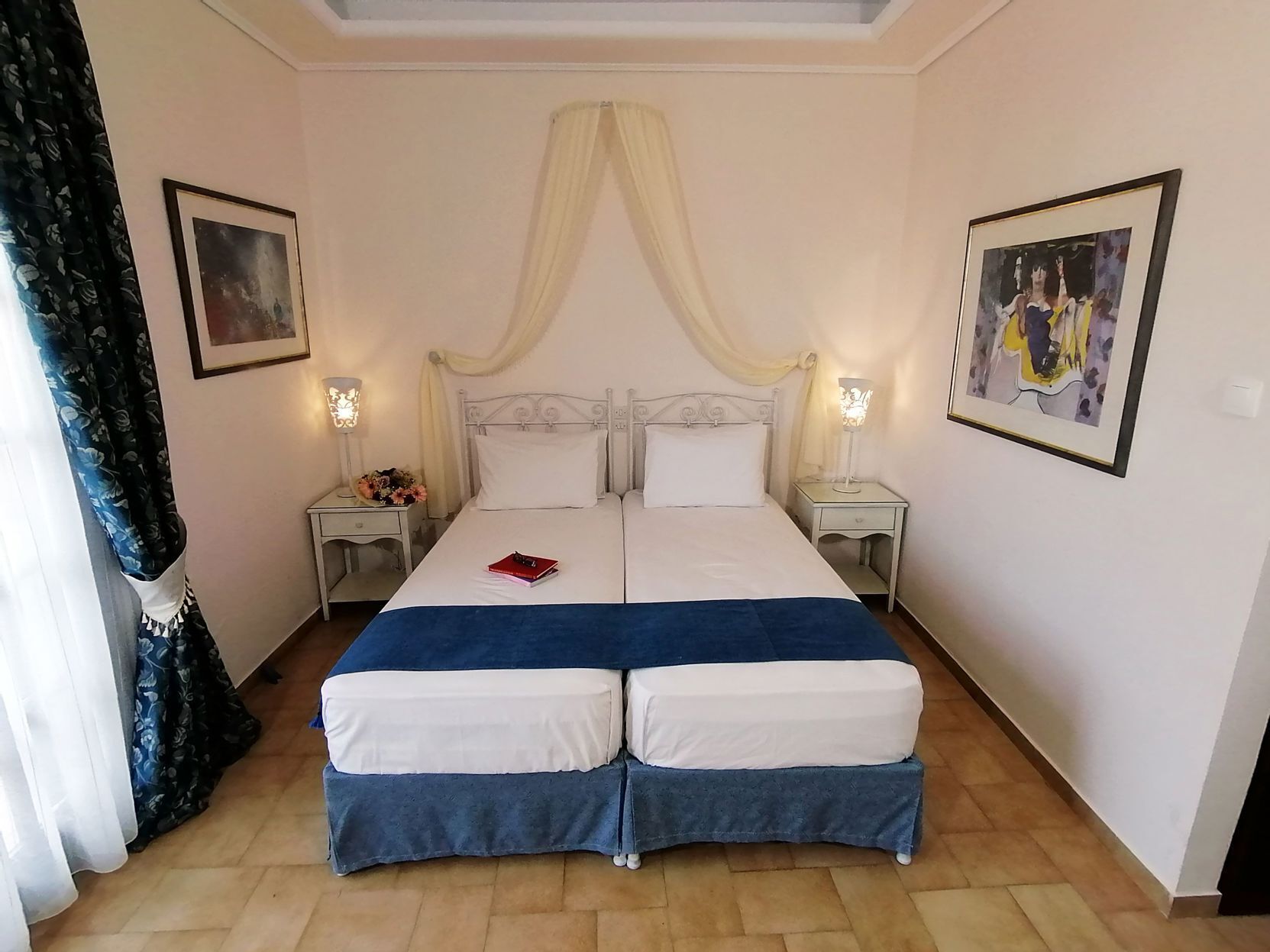 Ropa de cama hipoalergénica y caja de seguridad en la habitación 