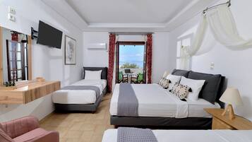 Une chambre d’hôtel avec deux lits, un bureau, une chaise et un téléviseur.