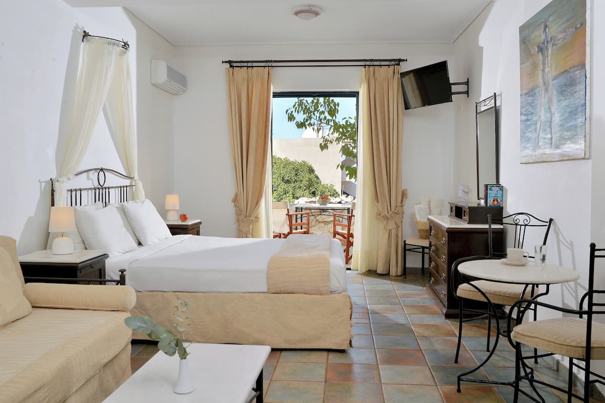 Habitación junior con 1 cama doble o 2 individuales | Ropa de cama hipoalergénica, caja fuerte, tabla de planchar con plancha