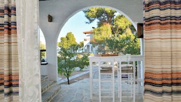 Biệt thự tiện nghi đơn giản, 2 phòng ngủ | Hiên