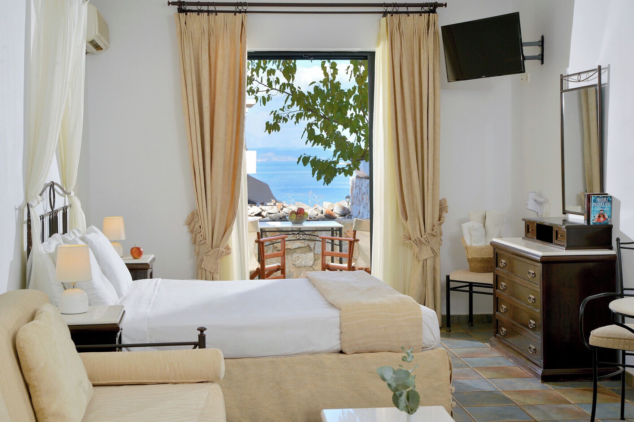 Junior Double or Twin Room | Hypo-allergenic bedding, in-room safe, iron/ironing board, travel cot