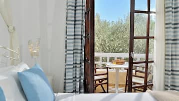 Habitación doble económica, vista al jardín | Ropa de cama hipoalergénica y caja de seguridad en la habitación