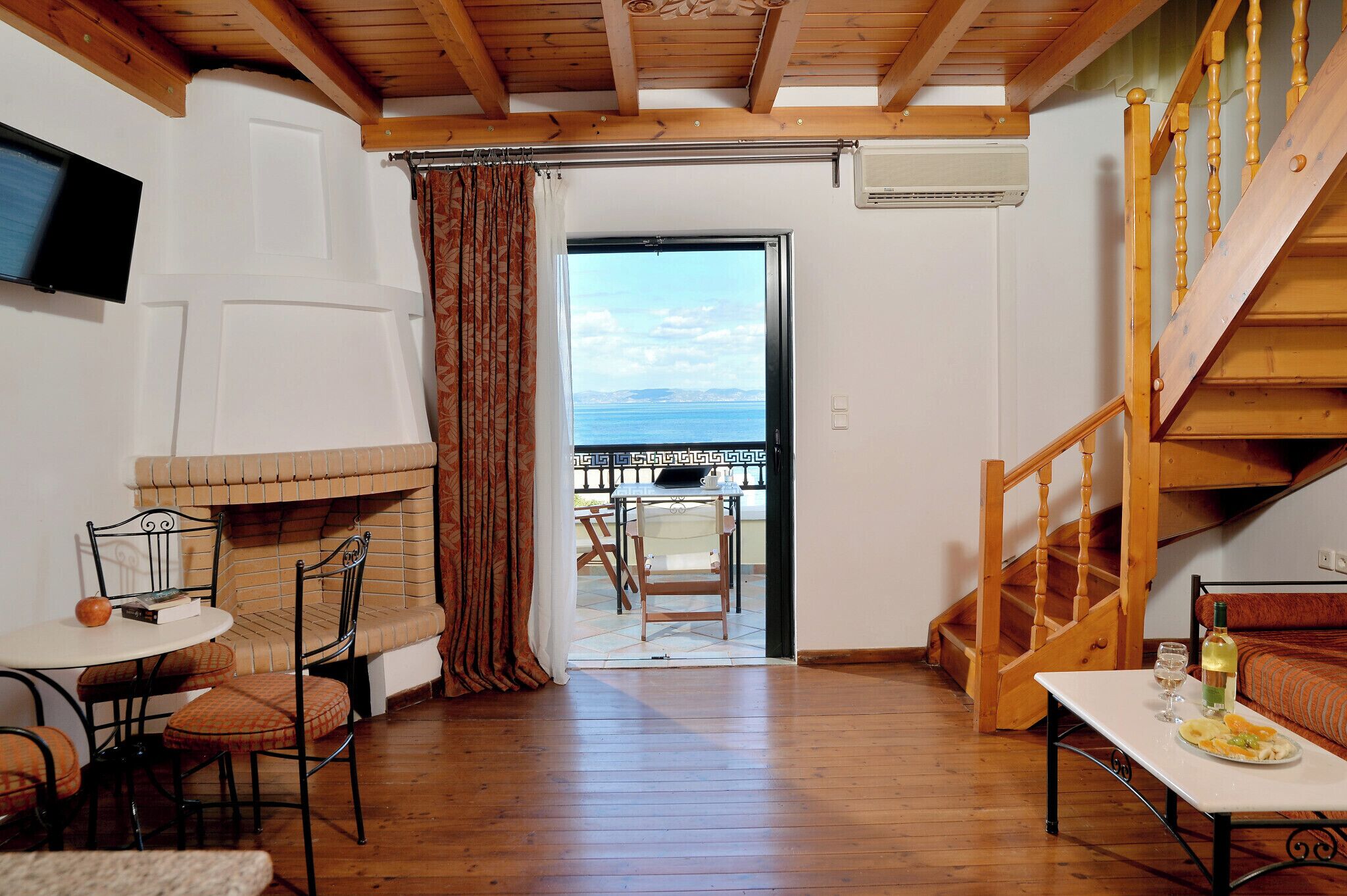 Duplex | Hypo-allergenic bedding, in-room safe, iron/ironing board, travel crib