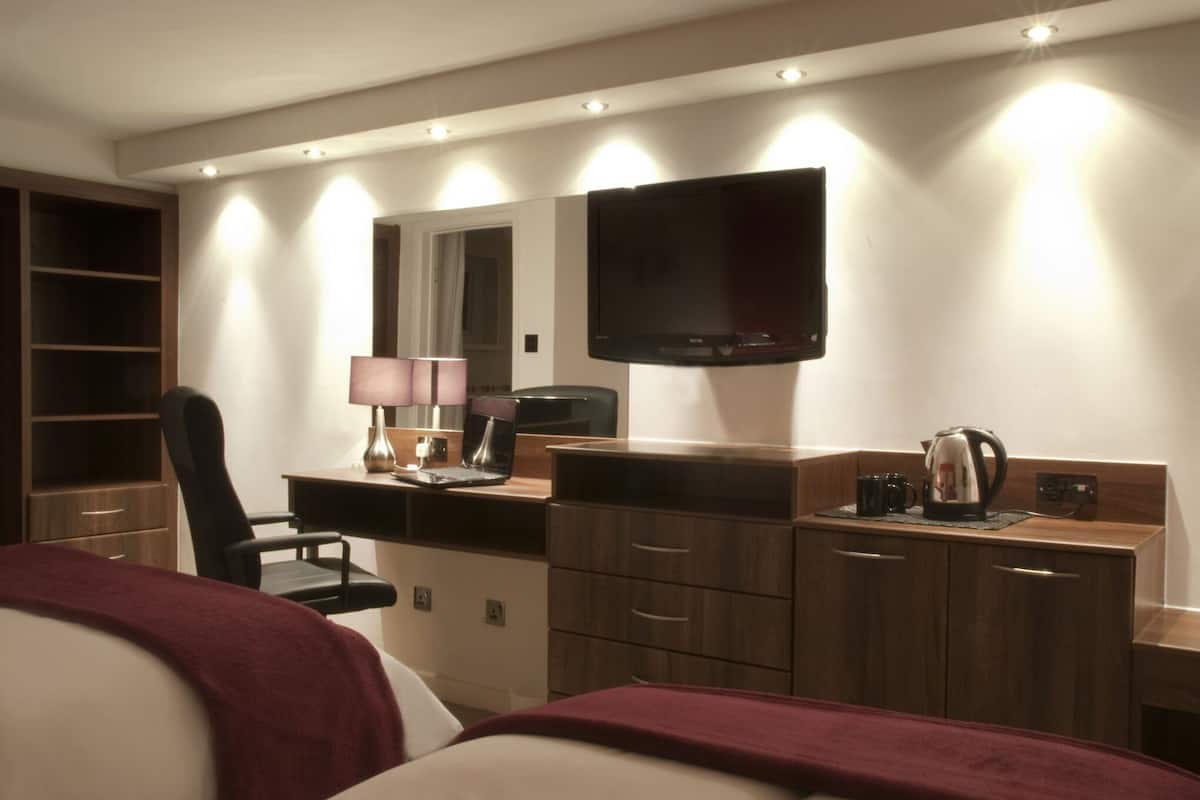 Betten mit Memory-Foam-Matratzen, Schreibtisch, Bügeleisen/Bügelbrett