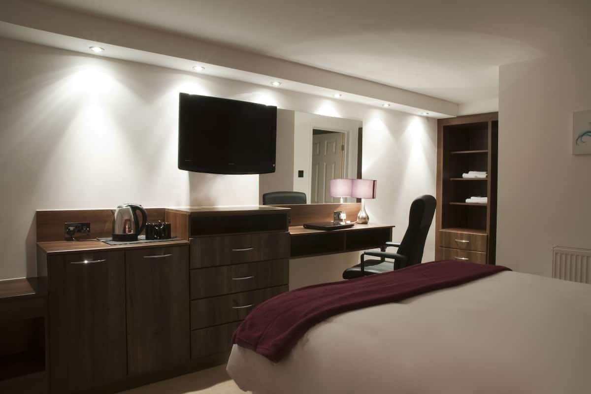 Memory foam beds, desk, iron/ironing board, free WiFi