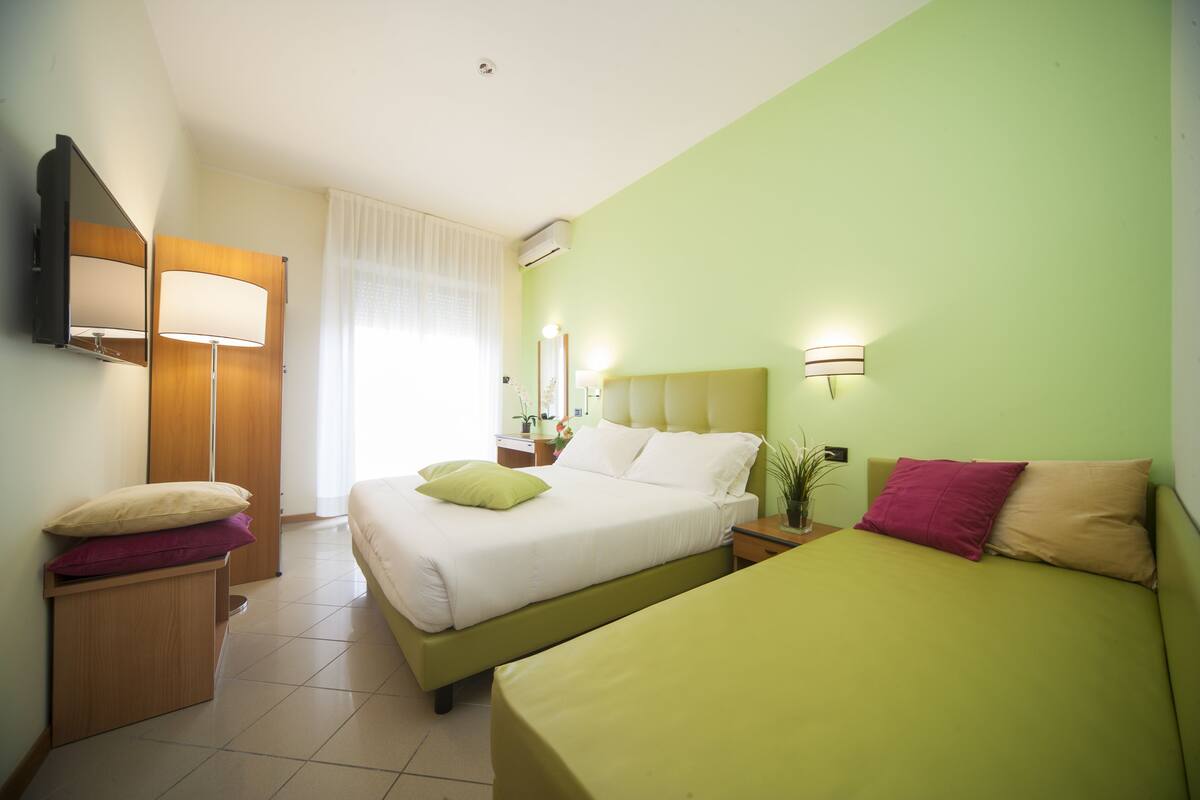 Premium bedding, in-room safe, cribs (surcharge), WiFi (free)
