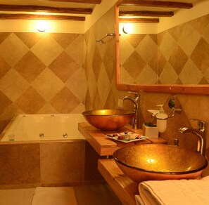 Suite superior, hidromasaje | Baño | Tina y regadera independientes y tina de hidromasaje 