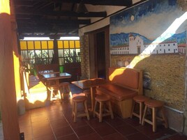 Un interior con muebles de madera, un mural y vistas al exterior.