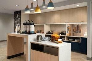 Free daily buffet breakfast - TownePlace Suites by Marriott Allentown West (Allentown)