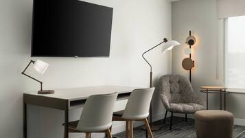 开间套房, 2 张大床 | 办公桌、笔记本电脑工作区、遮光窗帘、熨斗/熨衣板