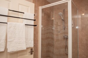 Suite, mit Bad ((2Ad & 1Ch under 16 )) | Badezimmer