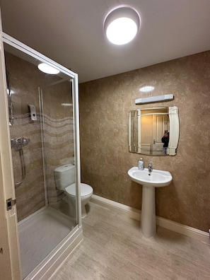 Suite, Ensuite ((2Ad & 1Ch under 16 )) | Bathroom