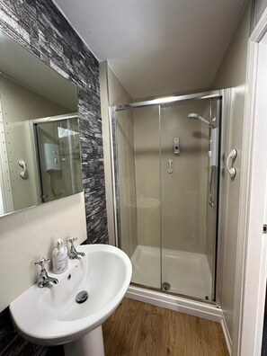 Habitación doble, baño en la habitación | Baño