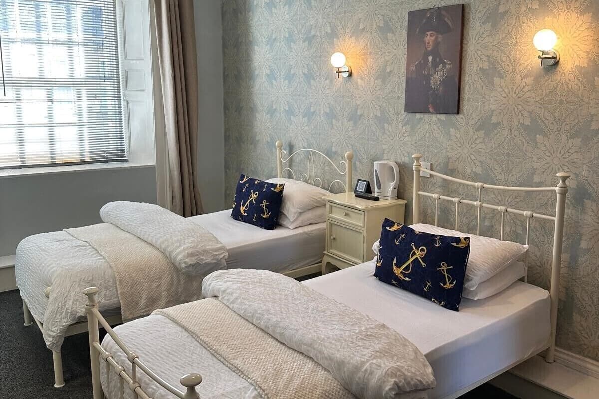 Værelse med 2 enkeltsenge - eget badeværelse