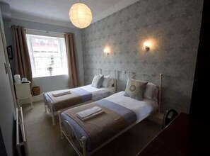 Twin kamer, en-suite badkamer | 1 slaapkamer, individueel gedecoreerd, een strijkplank/strijkijzer