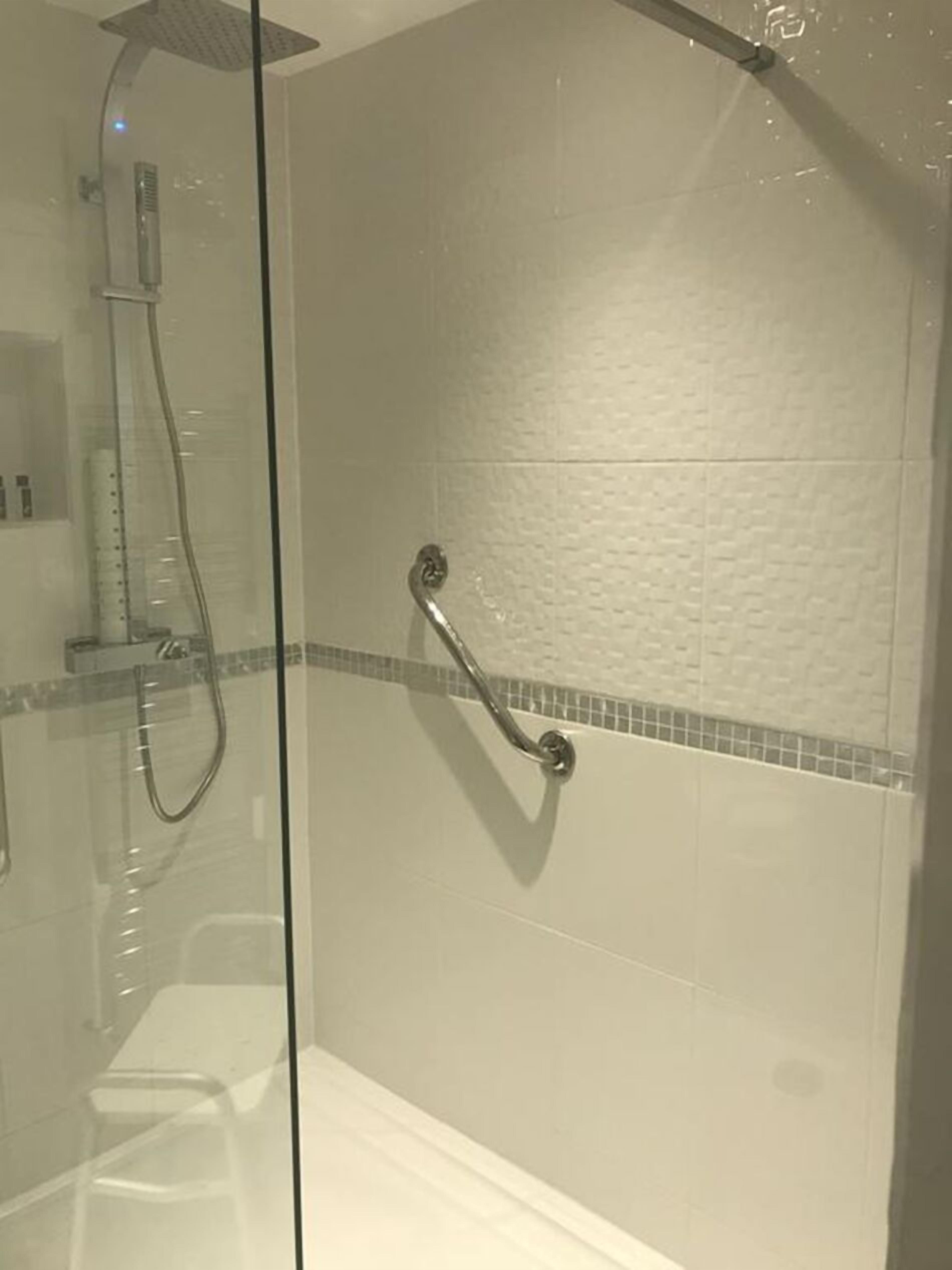 premium suite, ensuite (an adjoning annex suite ) | bathroom